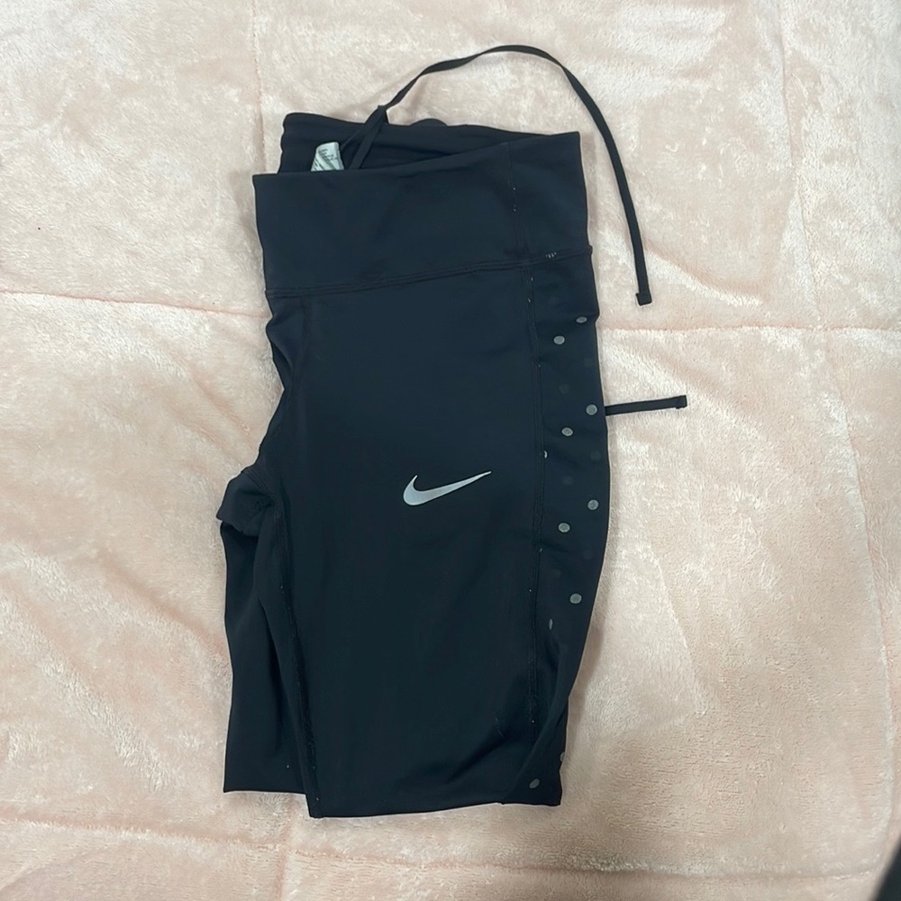 nike black leggings. I’m good condition. Has tiny tiny tiny hole on knee.
